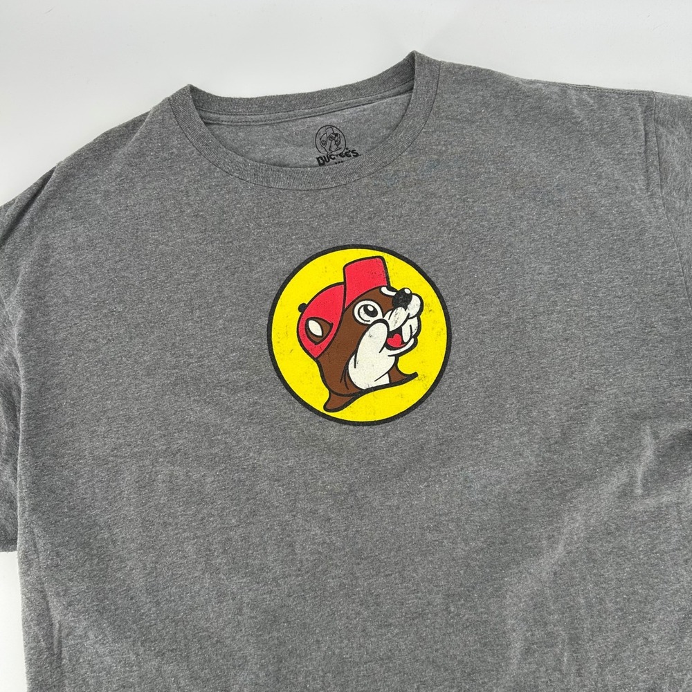 Buc-ee's Mens‎ XL Gray Graphic T-Shirt Red Pickup Truck Est 1982 Beaver Mascot